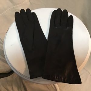 **SOLD** Vintage Macy’s Ladies Leather Gloves